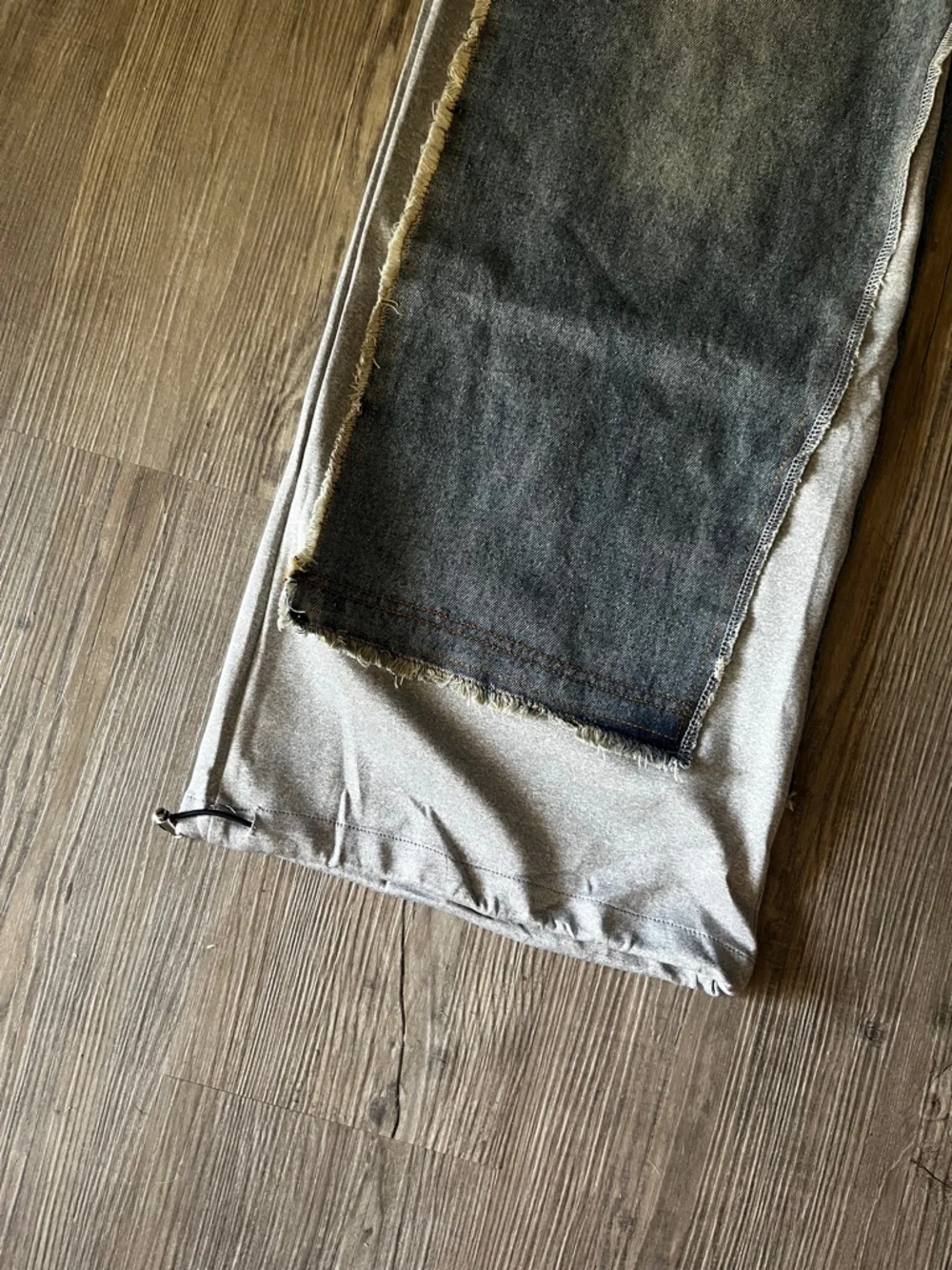 Wide-Leg Two-Tone Patchwork Jeans with Adjustable Jogger Bottom - Picture 7 of 9